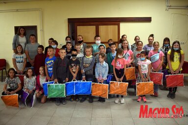 A tanszercsomagban részesülő iskolások (Patyi Szilárd felvétele)