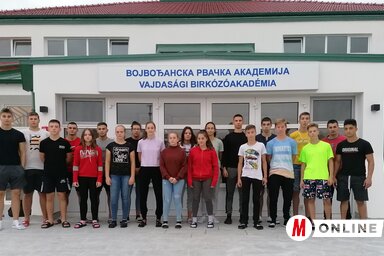 A bennlakó diákok az akadémia bejáratánál (Fotó: Szecsei Natália felvétele)