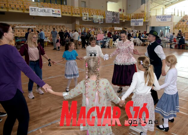 Német Antal és Árgyelán Kitti apátfalvi táncokra tanította a gyerekeket (Fotó: Gergely József) Német Antal és Árgyelán Kitti apátfalvi táncokra tanította a gyerekeket (Fotó: Gergely József)