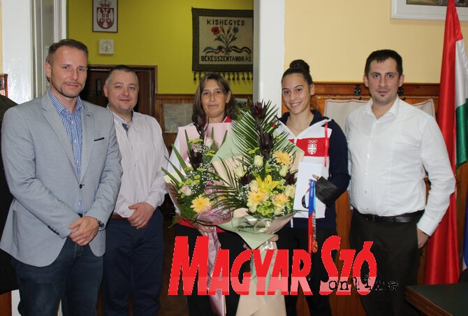 Adriana édesanyjával és a vendéglátóival Kishegyesen Adriana édesanyjával és a vendéglátóival Kishegyesen