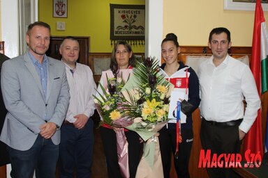Adriana édesanyjával és a vendéglátóival Kishegyesen