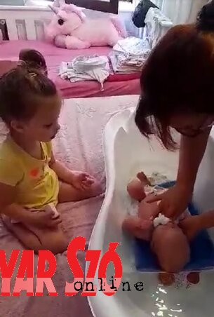 Nellike csodálata a családra is átragad Nellike csodálata a családra is átragad