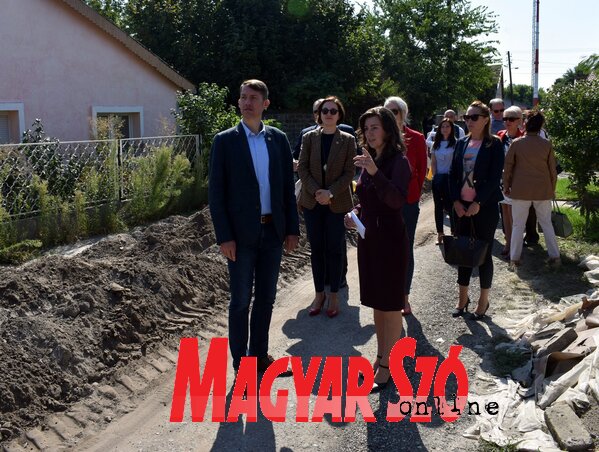 Dr. Pásztor Bálint és Ződi Ildikó megtekinti a munkálatokat (Fotó: Patyi Szilárd) Dr. Pásztor Bálint és Ződi Ildikó megtekinti a munkálatokat (Fotó: Patyi Szilárd)