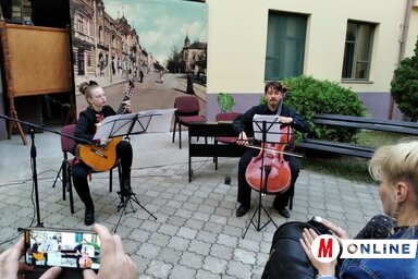 A Muzsikáló udvar fellépői a koncert végén Kucsera Noémi és Ábrahám Máté (Fotó: Mihályi Katalin)