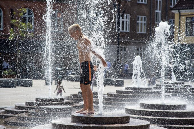 Dániában is rekkenő hőség gyötri az embereket. A felvétel tegnap Aalborgban készült (Fotó: Ritzau Scanpix via AP/Beta)