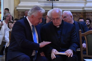 Budapest, 2021. szeptember 6.
Semj�n Zsolt minisztereln�k-helyettes (b) �s Erd� P�ter b�boros, esztergom-budapesti �rsek (j) a Kereszt-t�zben. Kereszt�ny�ld�z�s a konfliktusz�n�kban. A K�zel-Kelet �s Nyugat-Afrika c�m� ki�ll�t�s �nnep�lyes megnyit�ja el�