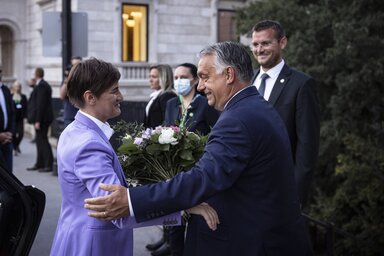 Budapest, 2021. szeptember 7.
A Minisztereln�ki Sajt�iroda �ltal k�zreadott k�pen Orb�n Viktor korm�nyf� fogadja Ana Brnabic szerb minisztereln�k�t (b) Budapesten 2021. szeptember 7-�n. A k�vetkez� napon magyar-szerb korm�nyzati cs�cstal�lkoz�t tartanak 