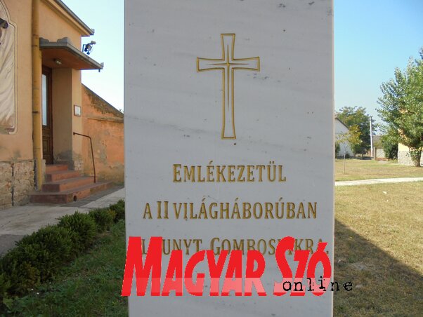 A széttárt szárnyú madár márványtalapzaton áll (Antalovics Péter felvétele) A széttárt szárnyú madár márványtalapzaton áll (Antalovics Péter felvétele)
