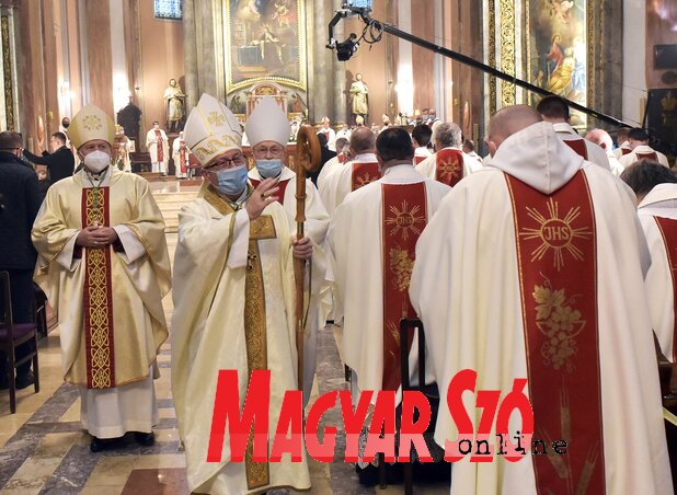Az új püspök megáldja a Szent Teréz-székesegyházban lévőket (Gergely Árpád felvétele)