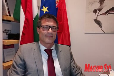 Három zászló színei alatt tevékenykedik a nemrégiben kinevezett újvidéki tiszteletbeli konzul (Tóth D. Lívia felvétele)