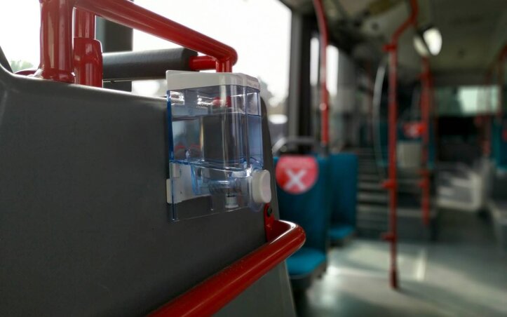 A kragujevaci tömegközlekedési eszközökön fertőtlenítőszert is felszereltek (Fotó: BETA)