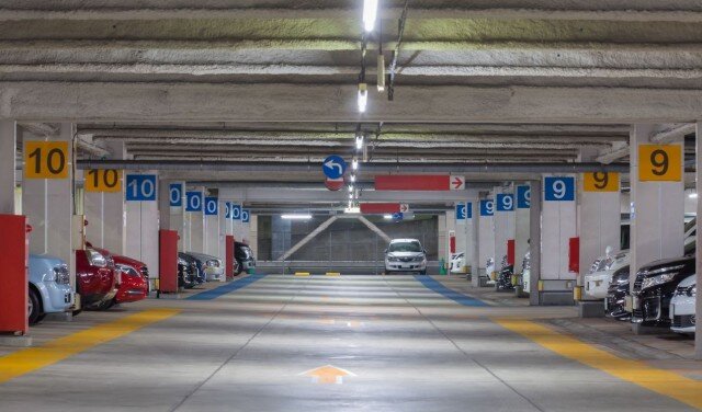 Az új kormányrendelet értelmében este 7-től reggel 7-ig díjfizetés nélkül vehetők igénybe a kereskedelmi célú P+R, parkolóházak, parkológarázsok, zárt felszíni parkolók és nem zárt felszíni parkolók (Forrás: MTI) Az új kormányrendelet értelmében este 7-től reggel 7-ig díjfizetés nélkül vehetők igénybe a kereskedelmi célú P+R, parkolóházak, parkológarázsok, zárt felszíni parkolók és nem zárt felszíni parkolók (Forrás: MTI)