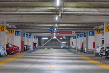 Az új kormányrendelet értelmében este 7-től reggel 7-ig díjfizetés nélkül vehetők igénybe a kereskedelmi célú P+R, parkolóházak, parkológarázsok, zárt felszíni parkolók és nem zárt felszíni parkolók (Forrás: MTI)