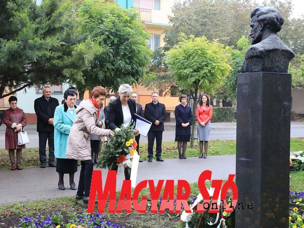A nyelvművelő egyesület tagjaként megkoszorúzza Szarvas Gábor mellszobrát (Fotó: Csincsik Zsolt) A nyelvművelő egyesület tagjaként megkoszorúzza Szarvas Gábor mellszobrát (Fotó: Csincsik Zsolt)