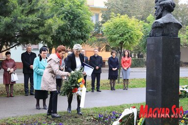 A nyelvművelő egyesület tagjaként megkoszorúzza Szarvas Gábor mellszobrát (Fotó: Csincsik Zsolt)