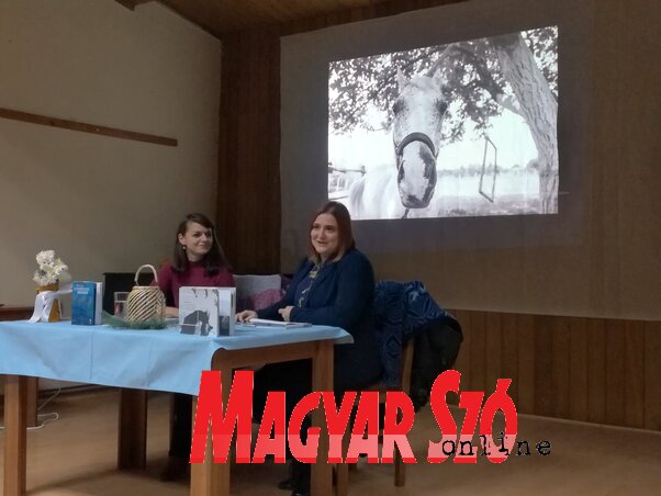 Bíró Tímea, Berényi Emőke és egy fotó a kötet illusztrációs anyagából (Fotó: Benedek Miklós) Bíró Tímea, Berényi Emőke és egy fotó a kötet illusztrációs anyagából (Fotó: Benedek Miklós)