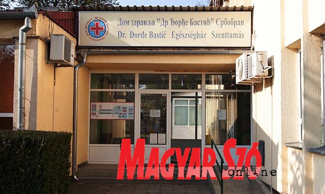A szenttamási egészségház (Paraczky László felvétele) A szenttamási egészségház (Paraczky László felvétele)
