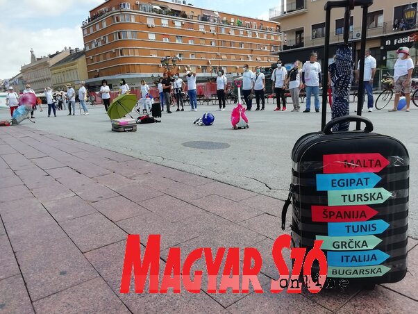Újvidéken üres bőröndökkel próbálták felhívni a figyelmet problémáikra az utazási irodák augusztusban (Fotó: Tóth D. Lívia)