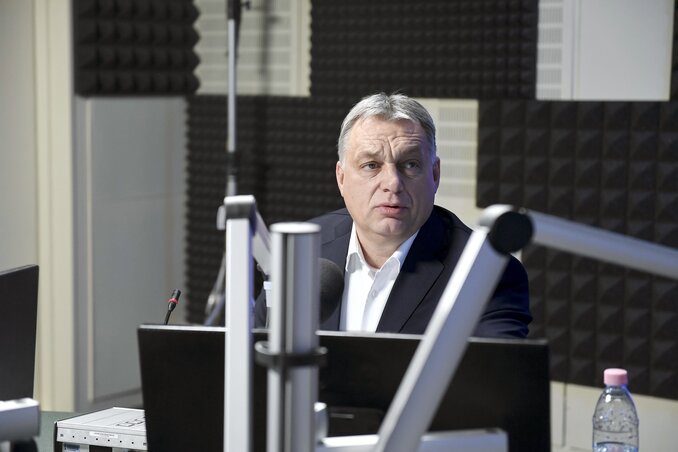 Orbán Viktor magyar miniszterelnök interjút ad a 180 perc című műsorban a Kossuth Rádió stúdiójában (MTI Fotó: Koszticsák Szilárd)