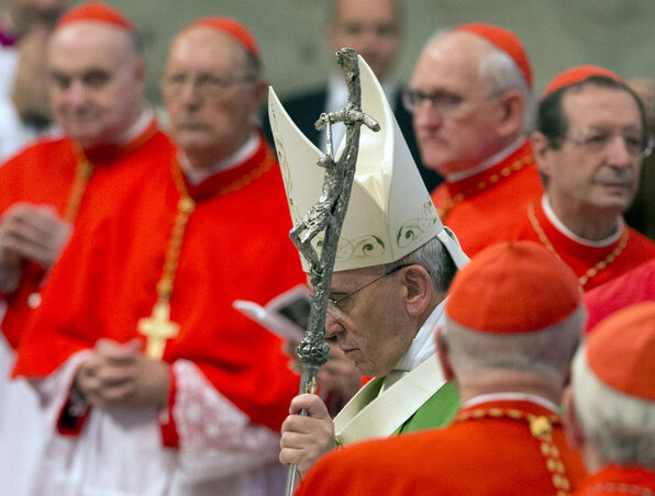 Ferenc pápa megérkezik a Szent Péter-bazilikába  (Fotó: MTI)