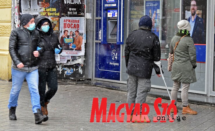 A jelenlegi információk szerint ma reggeltől minden újvidéki gyógyszertárban kaphatók lesznek a védőmaszkok és a védőkesztyűk, amelyeket a koronavírus terjedése megfékezése érdekében ajánlott hordani. Egyes patikákban úgy hallották, hogy fejenként csak két maszkot vehetünk majd, ma kiderül, mi az igazság (Ótos András felvétele) A jelenlegi információk szerint ma reggeltől minden újvidéki gyógyszertárban kaphatók lesznek a védőmaszkok és a védőkesztyűk, amelyeket a koronavírus terjedése megfékezése érdekében ajánlott hordani. Egyes patikákban úgy hallották, hogy fejenként csak két maszkot vehetünk majd, ma kiderül, mi az igazság (Ótos András felvétele)