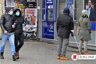 A jelenlegi információk szerint ma reggeltől minden újvidéki gyógyszertárban kaphatók lesznek a védőmaszkok és a védőkesztyűk, amelyeket a koronavírus terjedése megfékezése érdekében ajánlott hordani. Egyes patikákban úgy hallották, hogy fejenként csak két maszkot vehetünk majd, ma kiderül, mi az igazság (Ótos András felvétele)