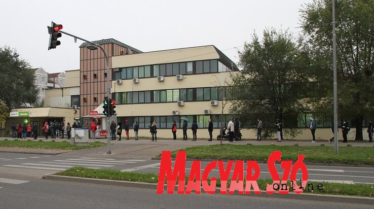 Szombaton az első vizsgálatra jelentkező újvidékiek 60 százaléka pozitív volt (Diósi Árpád felvétele) Szombaton az első vizsgálatra jelentkező újvidékiek 60 százaléka pozitív volt (Diósi Árpád felvétele)