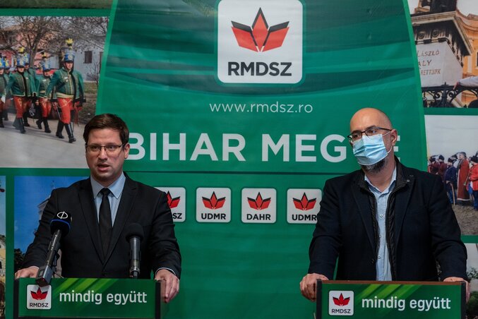 Gulyás Gergely és Kelemen Hunor sajtótájékoztatót tart a nagyváradi RMDSZ székházában (Fotó: MTI/Kiss Gábor)