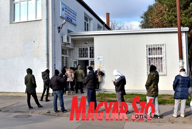 Szombat óta a Kumičić utcában lévő rendelőben is fogadják a koronavírus-gyanús eseteket (Fotó: Gergely Árpád) Szombat óta a Kumičić utcában lévő rendelőben is fogadják a koronavírus-gyanús eseteket (Fotó: Gergely Árpád)