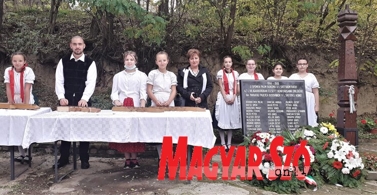 A bajsai művelődési egyesület gyermek szakcsoportjának tagjai az első világháborúban elesett bajsai áldozatok tiszteletére rendezett megemlékezés alkalmával Kókity Erikával, a Testvériség ME elnök asszonyával