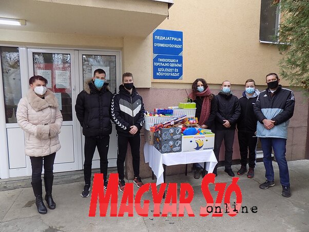 Dr. Csáki Beáta és a Tiszavirág Kajakklub tagjai a gyermekosztály bejáratánál (Szögi Csaba felvétele) Dr. Csáki Beáta és a Tiszavirág Kajakklub tagjai a gyermekosztály bejáratánál (Szögi Csaba felvétele)