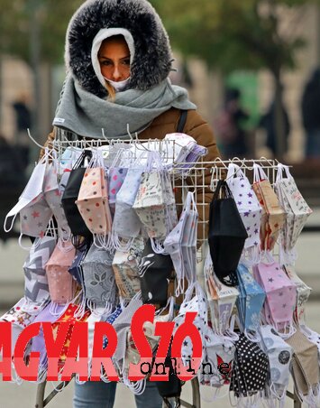 Maszk minden színben és minden mennyiségben. A felvétel Újvidéken készült (Ótos András felvétele)