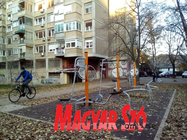 Tíz új játszótér és fitneszpark épül Újvidéken, többek között a Felszabadulás sugárút épületei között is. Itt már számos helyen korábban kiépítették ezeket, a fotók a sugárút első épületsora mögött, a Dimitrije Avramović utca közelében készültek. A környé