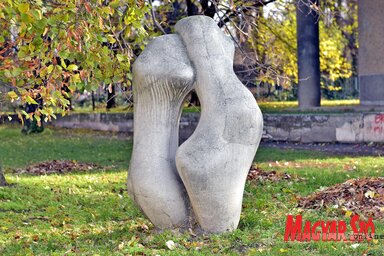 Ana Bešlić alkotása az új városháza mellett (Fotó: Gergely Árpád)