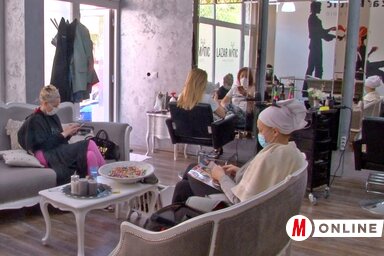 Annak kapcsán, hogy a fodrászszalonok is 17 óráig lehetnek csak nyitva, tolakodik a kérdés; vajon miért biztonságos 17 óráig frizuráskodni és – fordítva –  mitől kockázatosabb ugyanez kora este? (Ótos András felvétele)