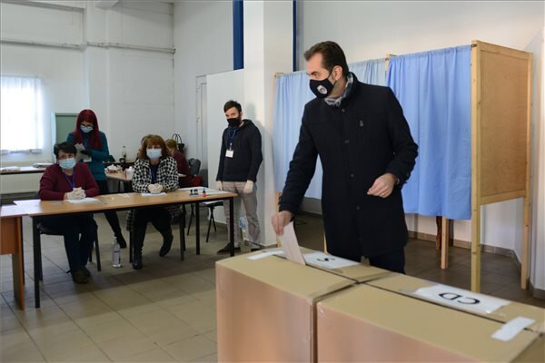 Antal Árpád András, Sepsiszentgyörgy RMDSZ-es polgármestere leadja szavazatát (Fotó: MTI)