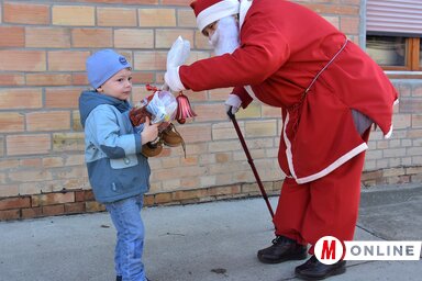 Stefan megmutatta a Mikulásnak, milyen tiszta a cipője (Fotó: Gergely József)
