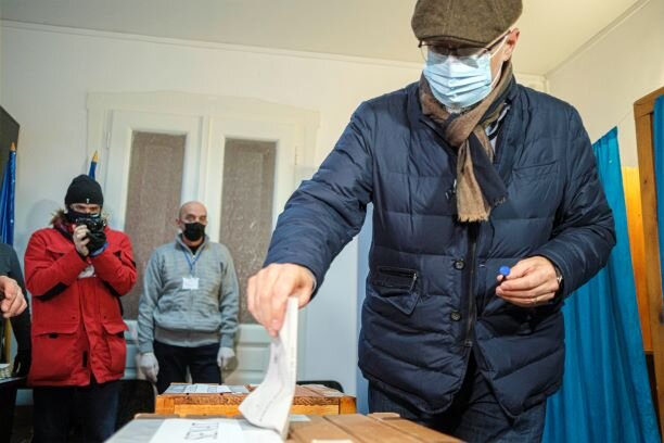 Kelemen Hunor, az RMDSZ elnöke szavaz vasárnap az erdélyi Csíkkarcfalván (Fotó: MTI)