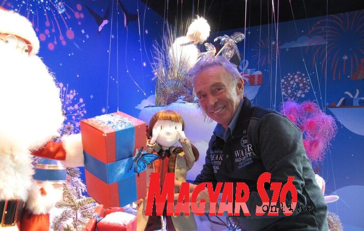 Jean-Claude Dehix, az ország leismertebb marionettbábú-készítője alkotásával