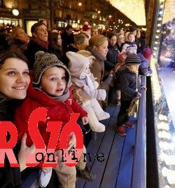 Kicsik és nagyok a kirakatok előtt Kicsik és nagyok a kirakatok előtt