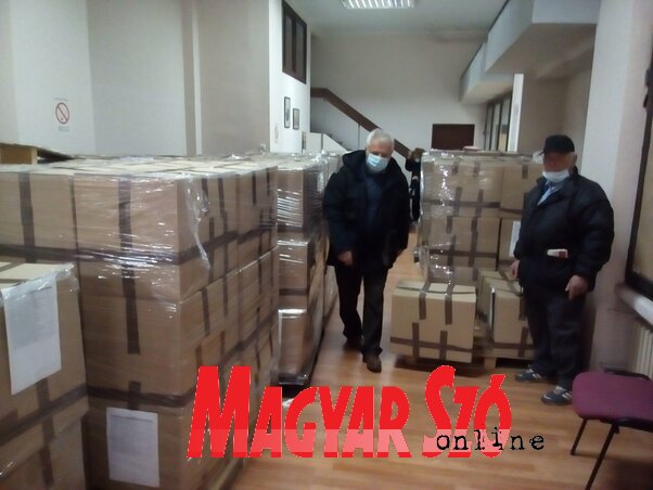 A szóban forgó nyugdíjasklub a Búzatér közelében van, a Szlovák utca folytatásában, az egyik tízemeletes lakóépület földszinti irodahelyiségében. Mindenképpen autóval kell jönni a csomagért, kis kézikocsin elvinni igen összetett feladat