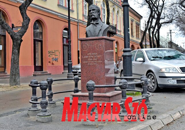 Jean Henri Dunant mellszobra a szabadkai Vöröskereszt épülete előtt áll (Fotó: Gergely Árpád) Jean Henri Dunant mellszobra a szabadkai Vöröskereszt épülete előtt áll (Fotó: Gergely Árpád)
