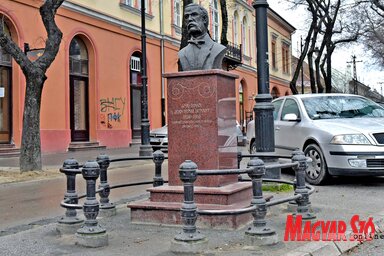 Jean Henri Dunant mellszobra a szabadkai Vöröskereszt épülete előtt áll (Fotó: Gergely Árpád)
