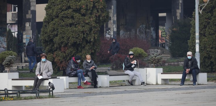 Fő az elővigyázatosság! Pillanatkép Užice központi parkjában (Fotó: Beta)