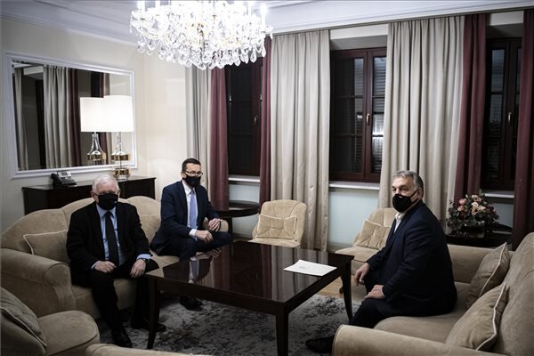Orbán Viktor miniszterelnök, Mateusz Morawiecki lengyel kormányfő és a lengyel kormánypárt elnöke, Jaroslaw Kaczynski találkozója Varsóban (Fotó: MTI) Orbán Viktor miniszterelnök, Mateusz Morawiecki lengyel kormányfő és a lengyel kormánypárt elnöke, Jaroslaw Kaczynski találkozója Varsóban (Fotó: MTI)