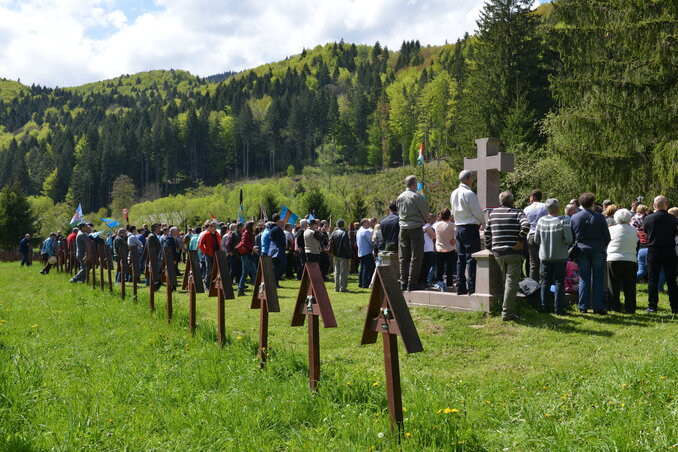 Az úzvölgyi katonatemető elbitorlása ellen békésen tiltakozó székelyek (Fotó: MTI)