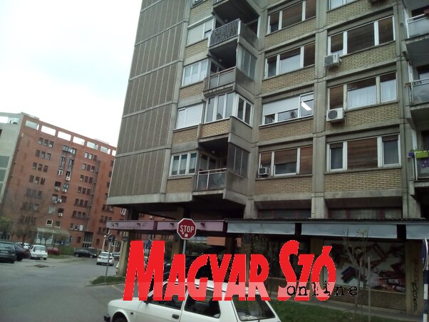A szóban forgó nyugdíjasklub a Búza tér közelében van, a Szlovák utca folytatásában, az egyik tízemeletes lakóépület földszinti irodahelyiségében