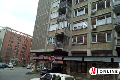 A szóban forgó nyugdíjasklub a Búza tér közelében van, a Szlovák utca folytatásában, az egyik tízemeletes lakóépület földszinti irodahelyiségében