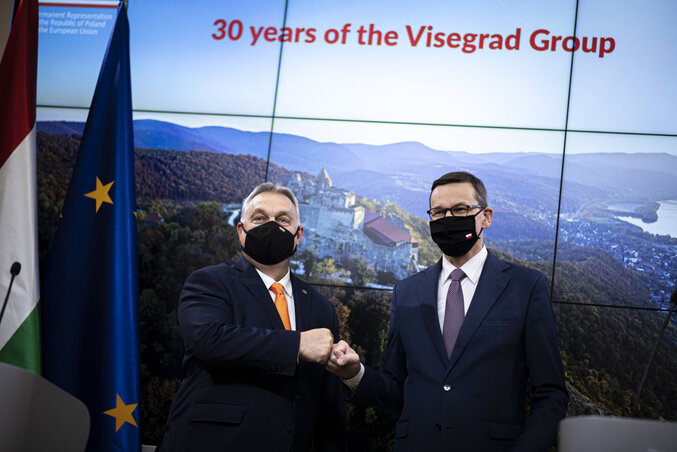 Orbán Viktor magyar miniszterelnök (b) és Mateusz Morawiecki lengyel kormányfő sajtótájékoztatója az Európai Unió állam- és kormányfőinek csúcsértekezletét követően (Fotó: MTI/Miniszterelnöki Sajtóiroda)