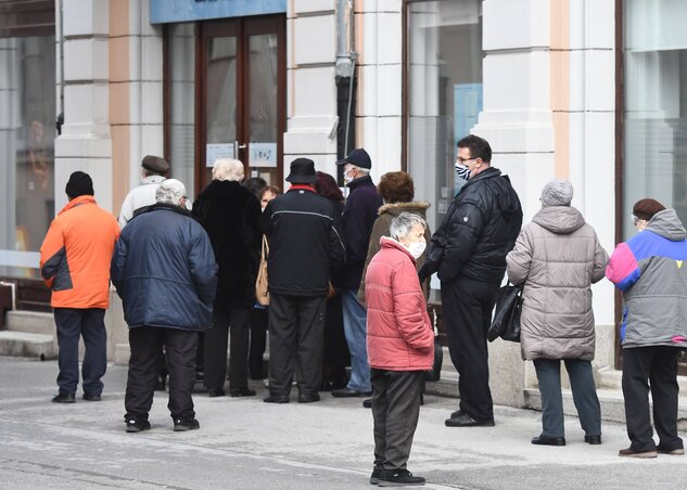 Koronavírustesztre várók az újvidéki Signal egészségház előtt (Fotó: Beta)